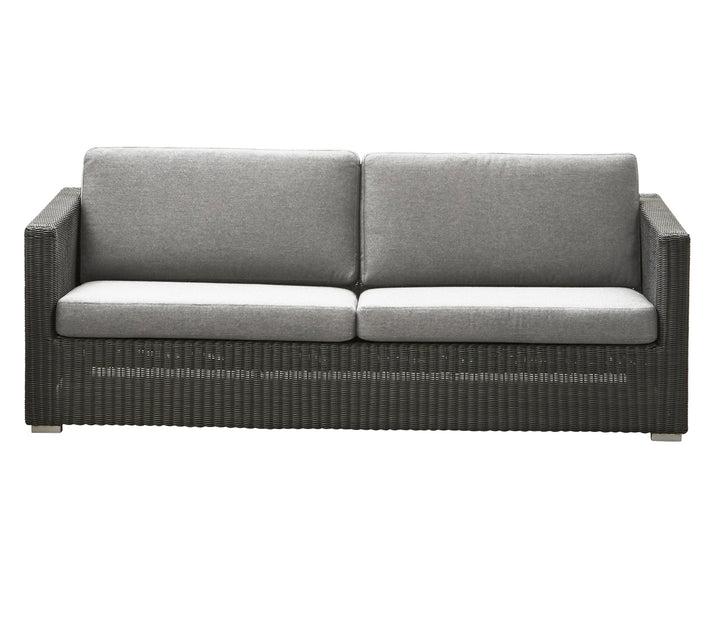 Cane-line Chester 3-personers sofa med lysegrå hynder